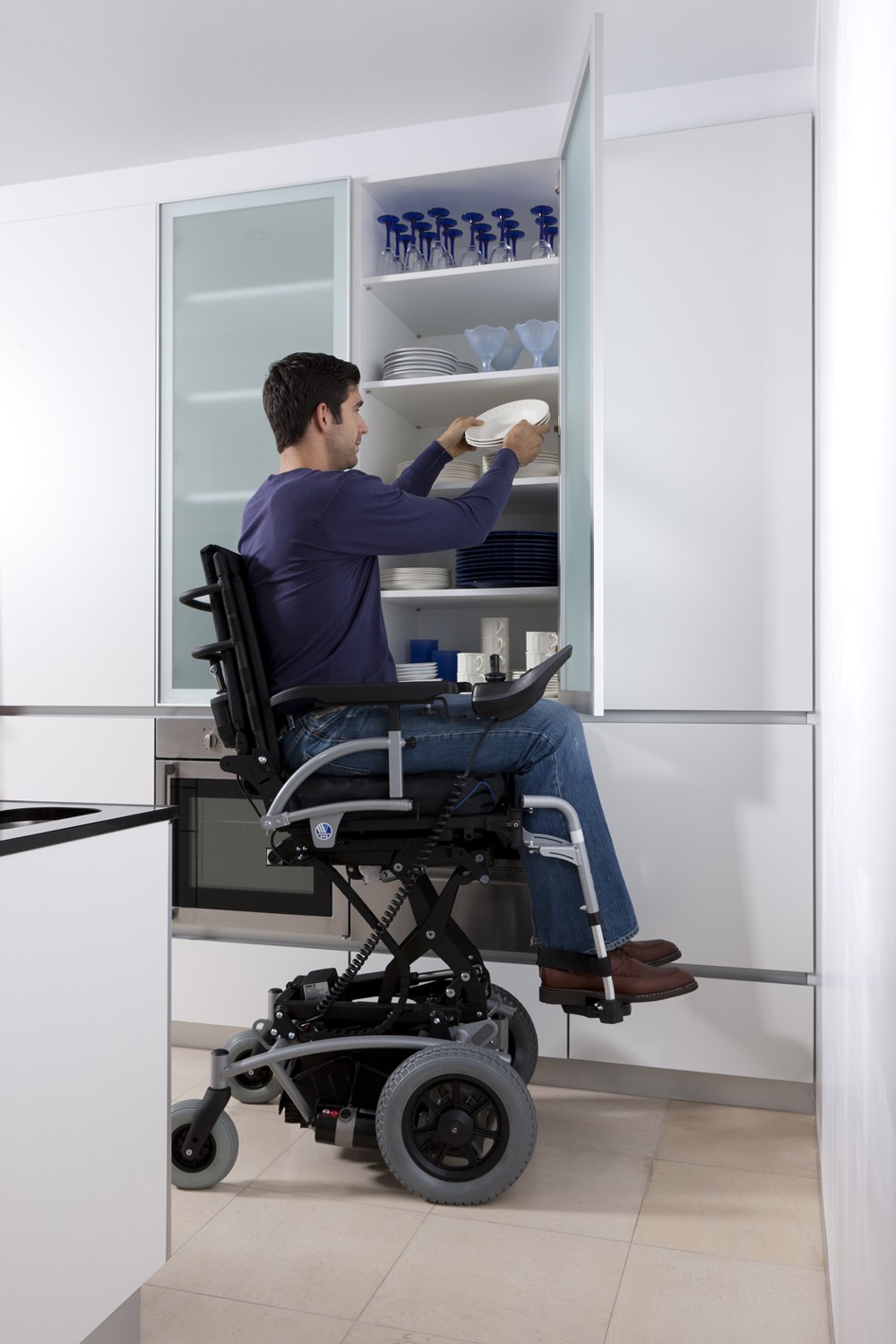 Электрическая инвалидная коляска Vermeiren Navix Lift фото 3